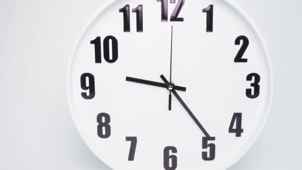 Relógio Branco Das Com Fundo Branco Mãos Relógio São Pretas — Vídeo de Stock