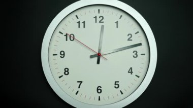 Gri saat siyah arkaplanda izole edildi, Showtime 12.13 ya da pm, Kırmızı ikinci el yürüyüş, zaman kavramı.