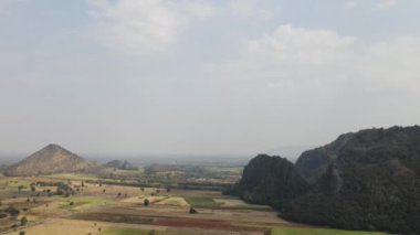 Gündüz yüksek dağ 4K İnsansız Hava Aracı videosu.