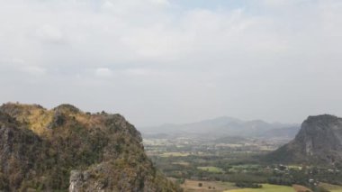 Gündüz yüksek dağ 4K İnsansız Hava Aracı videosu.