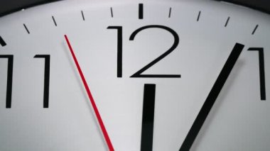 Saat 12 yönünde. İkinci el yavaşça hareket ediyor..