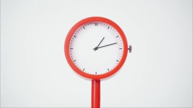 Manzara, kurabiyeler ve kaşıkla kepçelenmiş dondurma. Çikolata taneleriyle karıştırılmış dondurma..