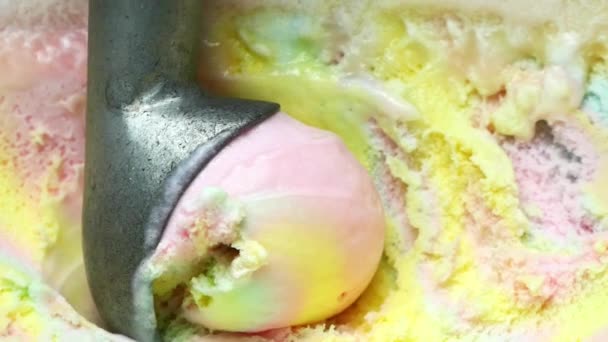 Draufsicht Kekse Und Eis Mit Sahnegeschmack Mit Einem Löffel Abgeschöpft — Stockvideo