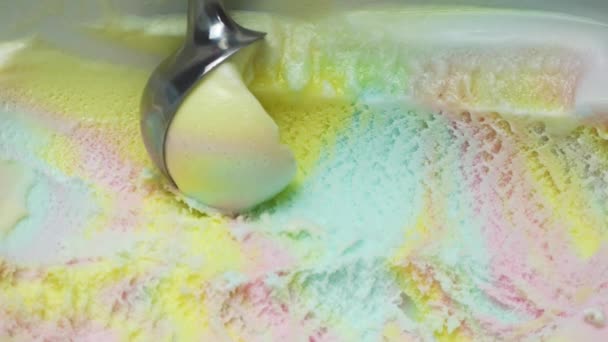 Draufsicht Kekse Und Eis Mit Sahnegeschmack Mit Einem Löffel Abgeschöpft — Stockvideo