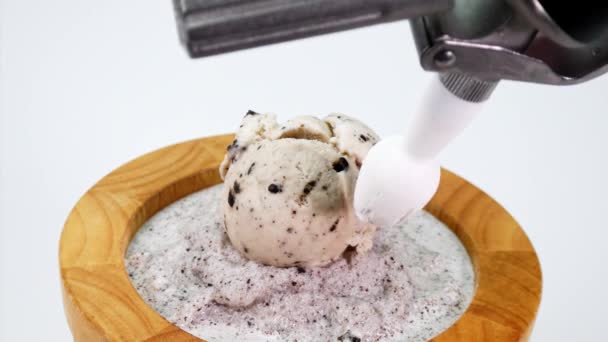 Spremere Panna Montata Sopra Gelato Guarnire Decorare Menu Dei Dessert — Video Stock