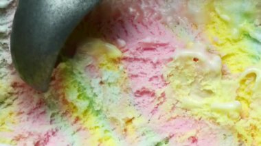 Yavaşça Rainbo dondurmasını çıkar. Dairesel dondurma kepçesiyle.