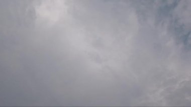 Gökyüzü alacakaranlıkta kararır. Etrafında yüzen kalın bulutlar Gökyüzünü aydınlatmıyor.