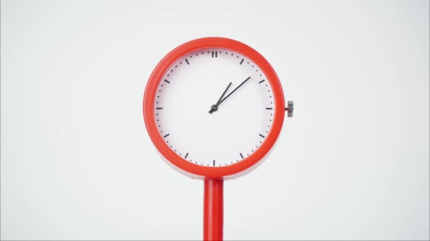 Relógio Redondo Com Mostrador Branco Com Alças Bordas Laranja Mãos — Vídeo de Stock