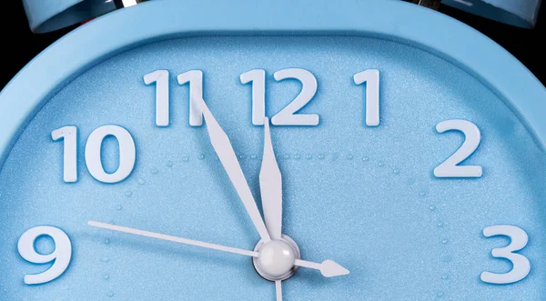 Крупный План Blue Alarm Clock Двенадцать Часов Черном Фоне — стоковое фото