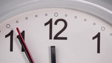 İkinci el yavaşça hareket ediyor, 12 numaraya doğru..