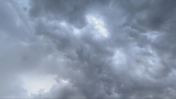 Огромное Черное Серое Облако Покрыло Небо Перед Бурей — стоковое видео