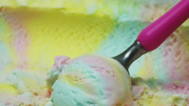 Łyżka Rainbo Ice Cream Pudełka Lodach Różowym Uchwytem Łyżka Powoli — Wideo stockowe