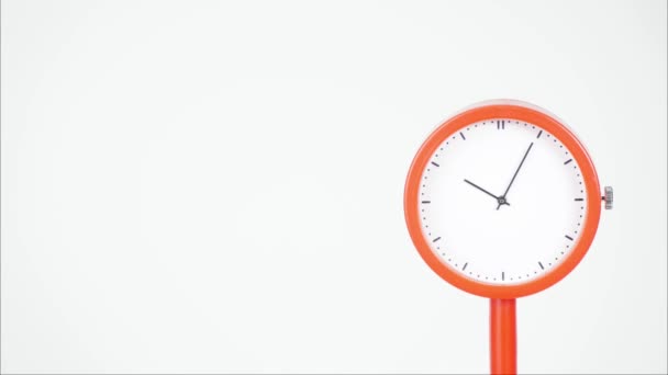 ホワイトダイヤル付きラウンドクロックハンドルがあり 時計のリムはオレンジです 黒時計の手表示する数字はありませんが 表示するのに適した時間記号の写真を持っています 美しい 時計を時計回りに回す10 40時間 — ストック動画