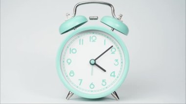 Yeşil saat 04: 00 - 05: 00 ya da 16: 00 - 1 saat için 17: 00. Bu eski bir pastel yeşil masa saati..