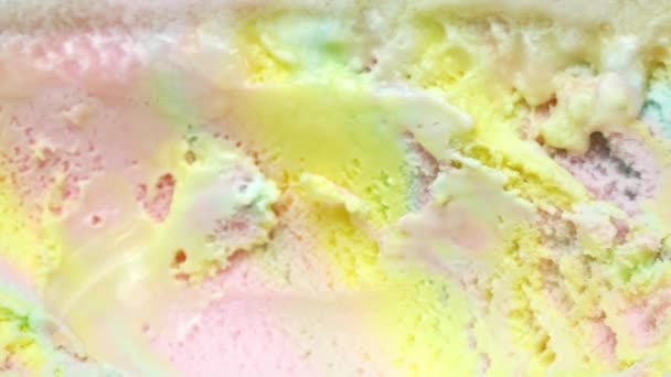 Gökkuşağı Dondurması Aynı Kutuya Koy Yuvarlak Bir Kepçeyle Dondurma Rengarenk — Stok video