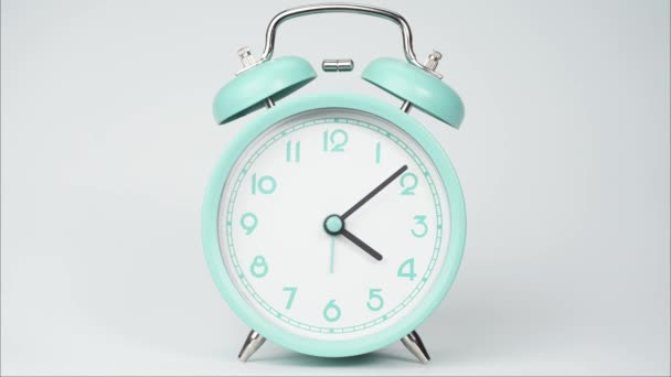 緑の時計は1時間のための04 00または16 00時間を伝えます ヴィンテージのパステルグリーンのテーブルクロックです — ストック動画