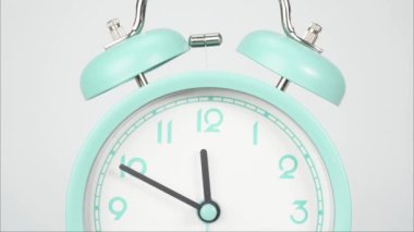 Parlak bir günde bulutlar hareket eder ve şekillerini değiştirir..