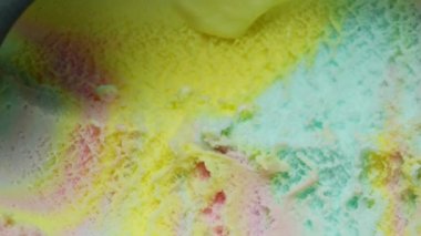 Parlak bir günde bulutlar hareket eder ve şekillerini değiştirir..