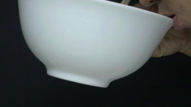 Parlak bir günde bulutlar hareket eder ve şekillerini değiştirir..