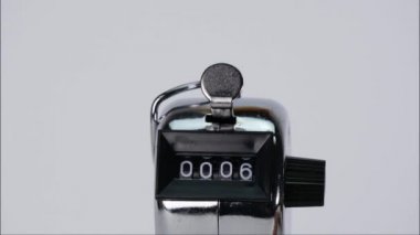 Zaman aşımı, gümüş saat zamanın akışını gösteriyor. Beyaz arkaplanda.