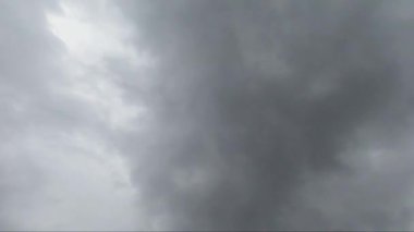  Büyük siyah gri bulut fırtınadan önce gökyüzünü kapladı..