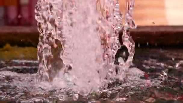 Havuzdaki Çeşmesi Sıçrama Kabarcıklar Yükseliyor — Stok video