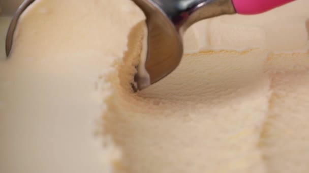 Înghețată Vanilie Scoasă Din Recipient Lingură Top View Concept Alimentar — Videoclip de stoc