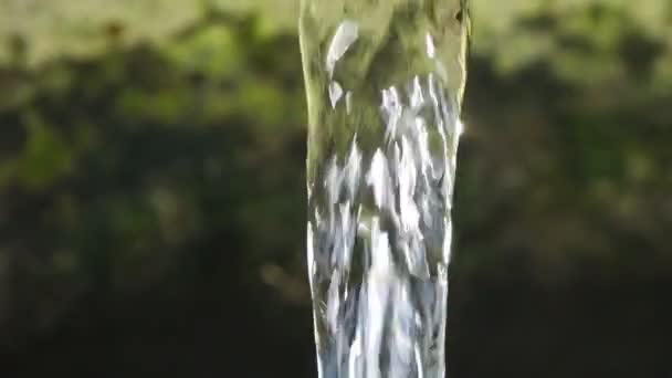 Wasser Fließt Langsam Aus Der Röhre Klares Wasser Fließt Natürlich — Stockvideo