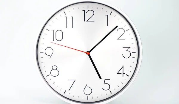 Μοντέρνο Ασημένιο Ρολόι Showtime Λευκό Φόντο — Φωτογραφία Αρχείου