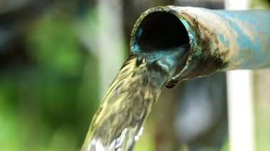 Su borudan yavaşça akar. Temiz su doğal olarak akar..