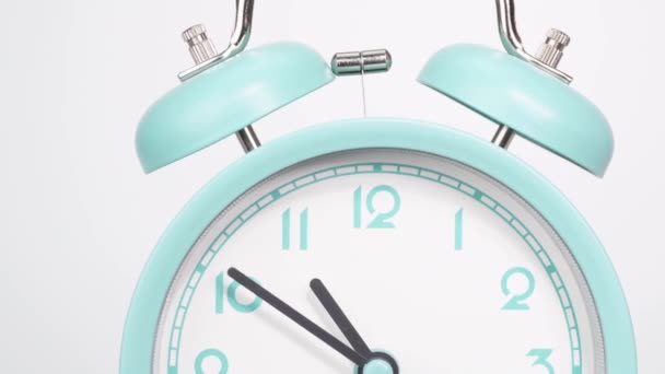 時間の経過 青い目覚まし時計は時間の経過を示しています 時計の針の動きはすぐに過ぎ去った 白地に — ストック動画