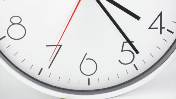时间流逝 银墙时钟显示了时间的流逝 钟的指针的运动很快就过去了 白色的背景 — 图库视频影像