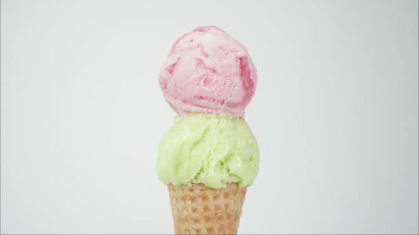 Eis Schaufeln Erdbeere Oben Eisserbet Nahaufnahme Draufsicht Food Concept — Stockvideo
