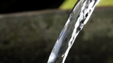 Su borudan yavaşça akar. Temiz su doğal olarak akar..