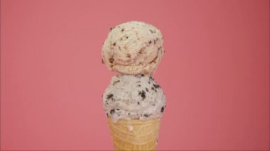 Zaman aşımı, külahta iki çeşit dondurmanın erimesi. Erittikten sonra külahtan yavaşça dışarı aktı. Pembe arka planda