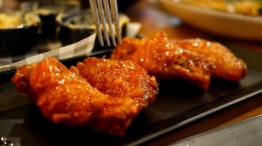 Beyaz duvar saati zamanı söyler. Saatin kısa ve uzun kollarının dönüşü. Beyaz arkaplanda.