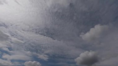 Parlak bir günde bulutlar hareket eder ve şekillerini değiştirir..