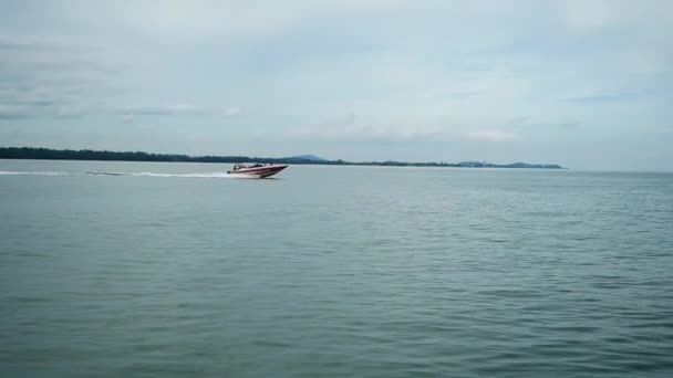 パノラマビュー青い空の背景に海の小さな観光スピードボート — ストック動画