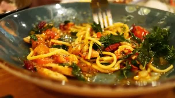 フォークで皿の中にスパイシーな魚介類とスパゲッティ スパゲティとスパイスのシーフード — ストック動画