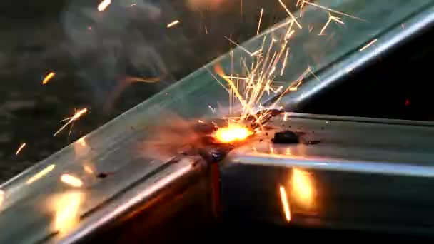 Soldador Ferro Com Ferramentas Elétricas Centelhas Fogo Brilharam Laranja Azul — Vídeo de Stock