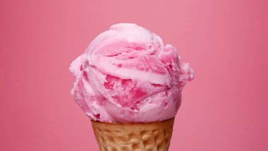 Pembe arka planda çilekli dondurma.
