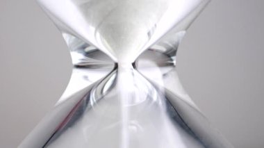 Aşırı yakın çekim kum saati. Zaman, zamanın sonuna doğru.