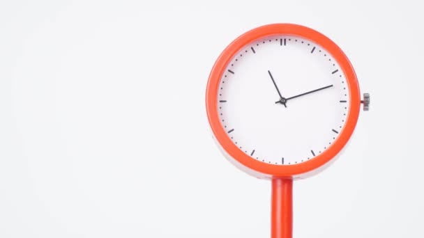Сучасний Помаранчевий Годинник Показує Проходження Часу Швидке Обертання Годинниковою Стрілкою — стокове відео