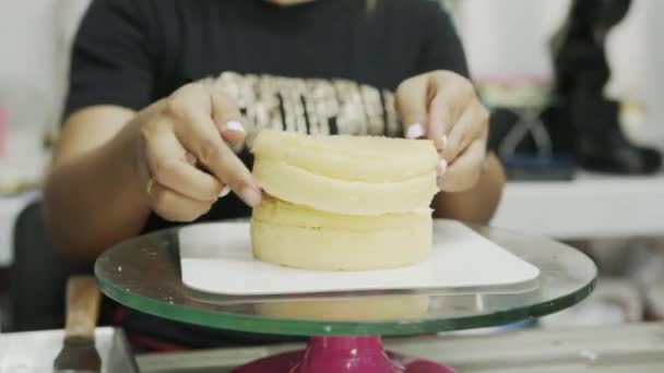 Details Vooraanzicht Banketbakker Aan Het Werk Crèmecake Versieren Kooktafel Bereiden — Stockvideo