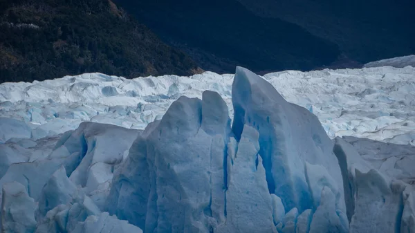 パタゴニアのアルゼンチン南部のペリト モレノ氷河の表面の水平方向の眺め 氷河へのハイキング — ストック写真