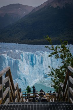 Patagonya 'daki Arjantin' in güneyindeki Perito Moreno Buzulu 'nun dikey görüntüsü, buzulda yürüyüş