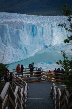 Patagonya 'daki Arjantin' in güneyindeki Perito Moreno Buzulu 'nun dikey görüntüsü, buzulda yürüyüş