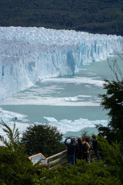 Patagonya 'daki And Dağları' ndaki Perito Moreno Buzulu 'nun etkileyici dikey fotoğrafı.