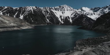 El Yeso 'nun etkileyici yatay fotoğrafı, San Jose de Maipo' da El Cajon del Maipo olarak bilinen And Dağları, Şili Patagonya