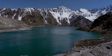 El Yeso 'nun etkileyici yatay fotoğrafı, San Jose de Maipo' da El Cajon del Maipo olarak bilinen And Dağları, Şili Patagonya
